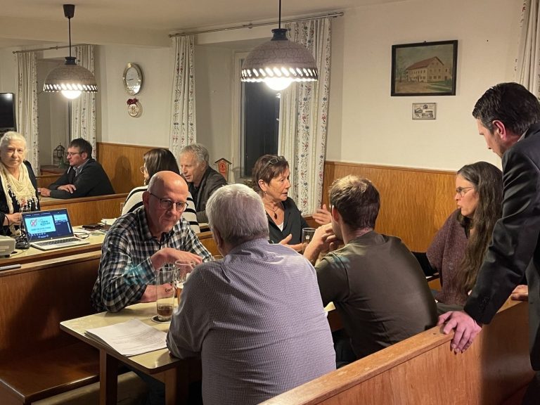 Die neue Vorstandschaft der Freien Wähler Vilsbiburg Die neue Vorstandschaft: (v.l) Hans-Erlend Lüngen (Beisitzer), Kassier Michael Brams, Neue Medien Jörg
Hubloger, Uta Loos (Beisitzerin), Sch